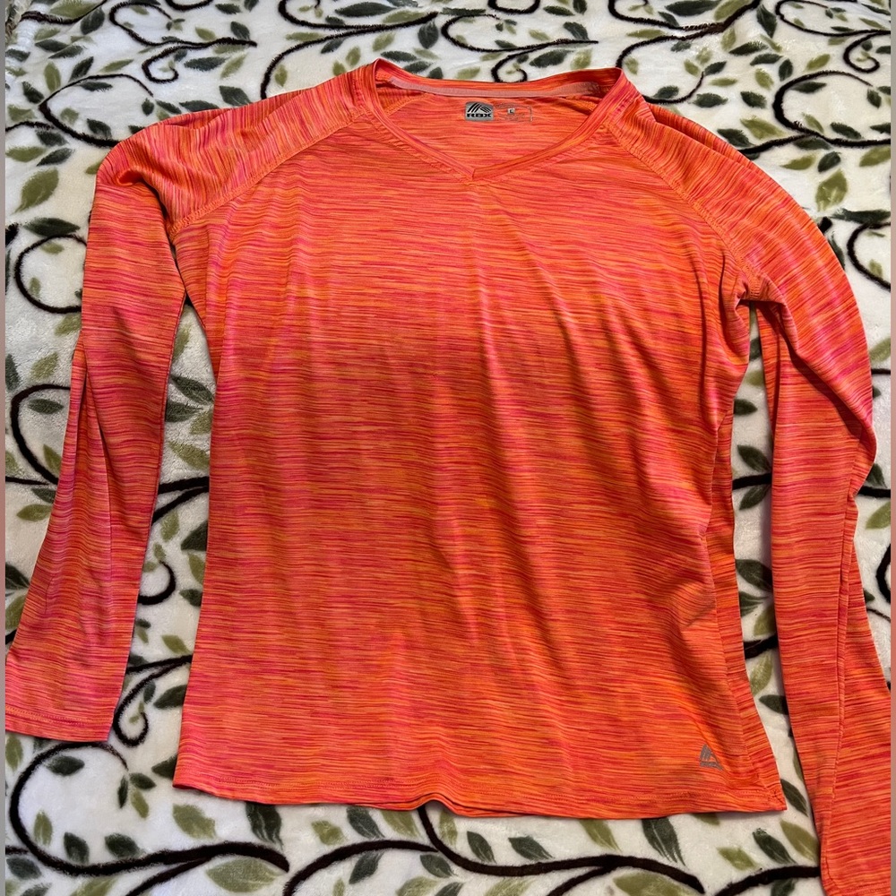 Lightweight women’s athletic long sleeve top